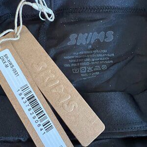 Skims shapewear size M NWT